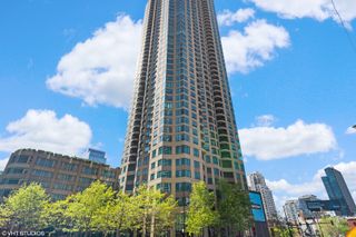 400 N La Salle Drive 2002, Chicago, IL 60654