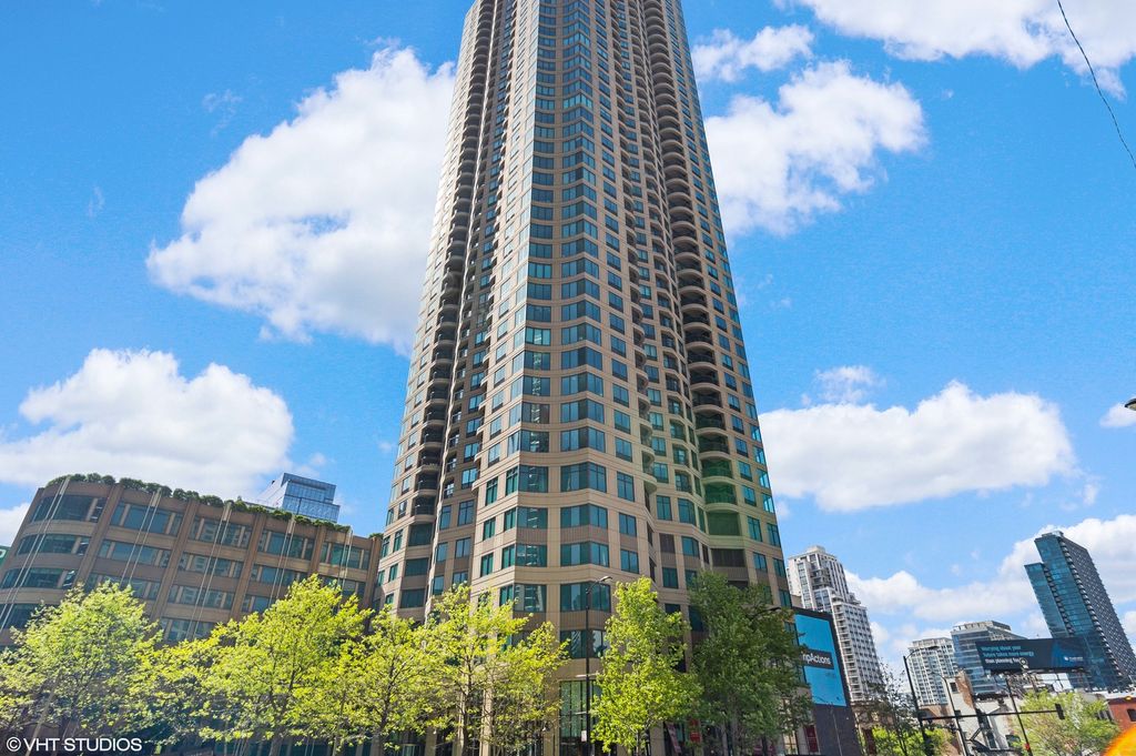 400 N La Salle Drive 2002, Chicago, IL 60654