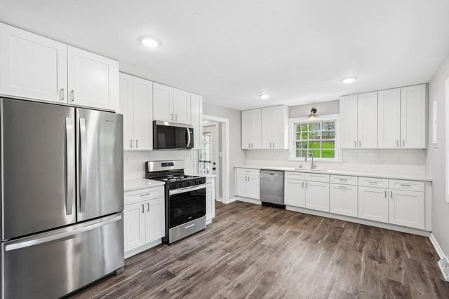 S65W18422 Ruby DRIVE, Muskego, WI 53150
