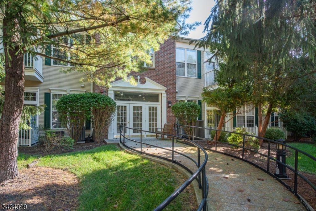 1313 Four Seasons Dr, Wayne Twp., NJ 07470 — photo 2