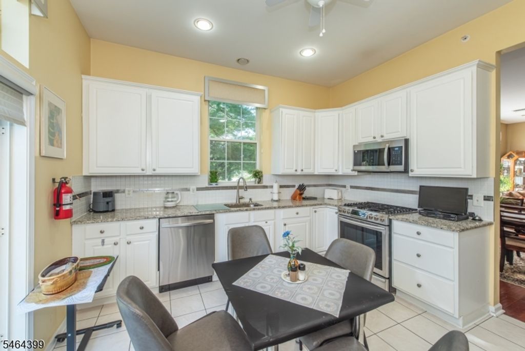 1313 Four Seasons Dr, Wayne Twp., NJ 07470 — photo 4
