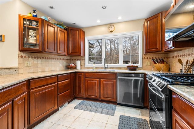 6511 Forest Beach Drive, Brighton, MI 48116