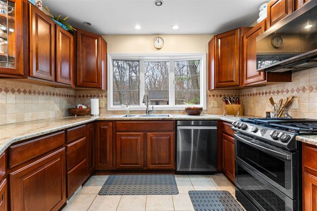 6511 Forest Beach Drive, Brighton, MI 48116