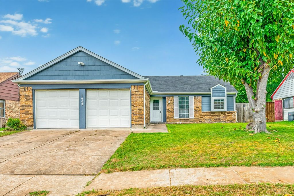 1609 Country Lane, Arlington, TX 76018