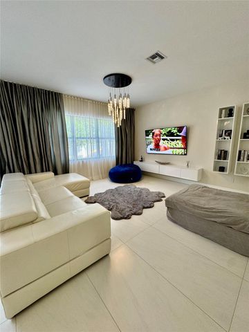 4915 Whispering Way, Fort Lauderdale, FL 33312