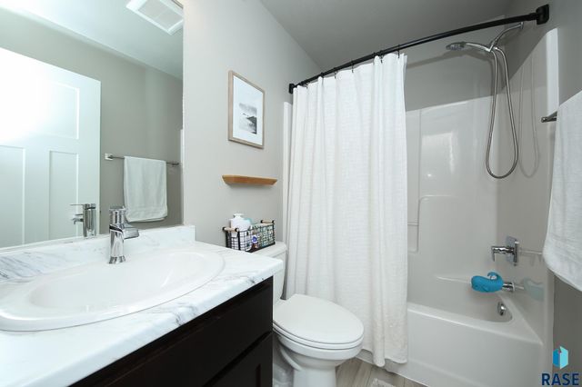 824 N Yankee Ave Avenue, Sioux Falls, SD 57110