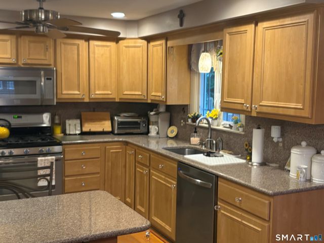4 Dempsey Court, Ansonia, CT 06401