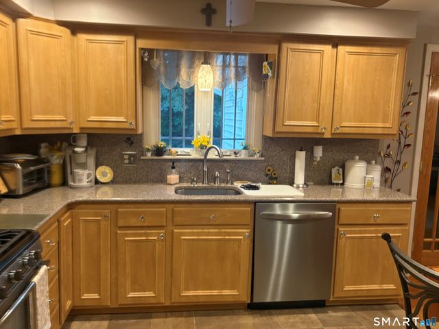 4 Dempsey Court, Ansonia, CT 06401