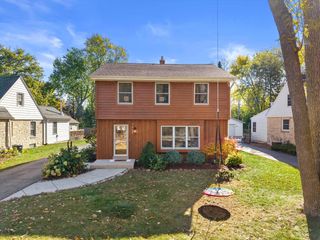 7464 N Lombardy ROAD, Milwaukee, WI 53217
