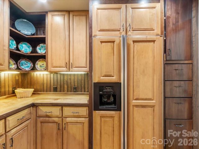 373 Rhododendron Lane, Burnsville, NC 28714