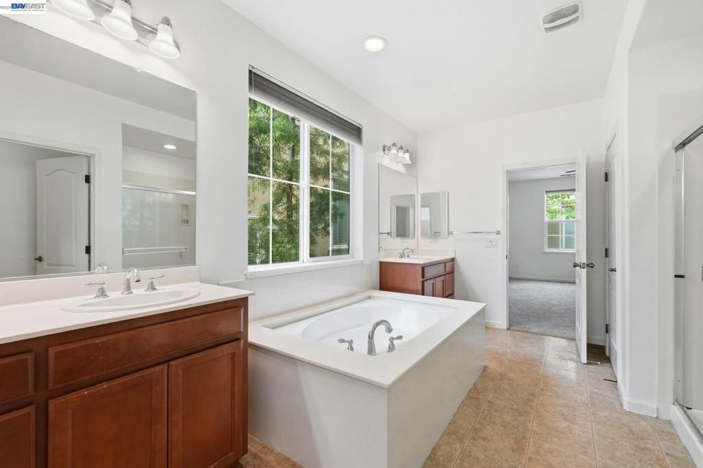 Image 11 of property listing at 1121 Andreas Ln, Tracy, CA 95376