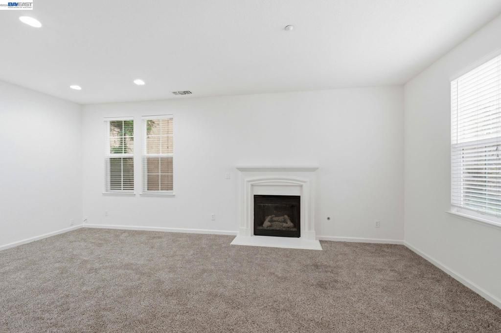 Image 16 of property listing at 1121 Andreas Ln, Tracy, CA 95376