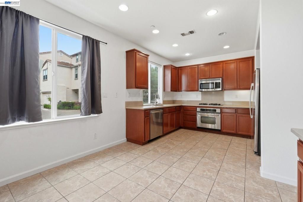 Image 21 of property listing at 1121 Andreas Ln, Tracy, CA 95376