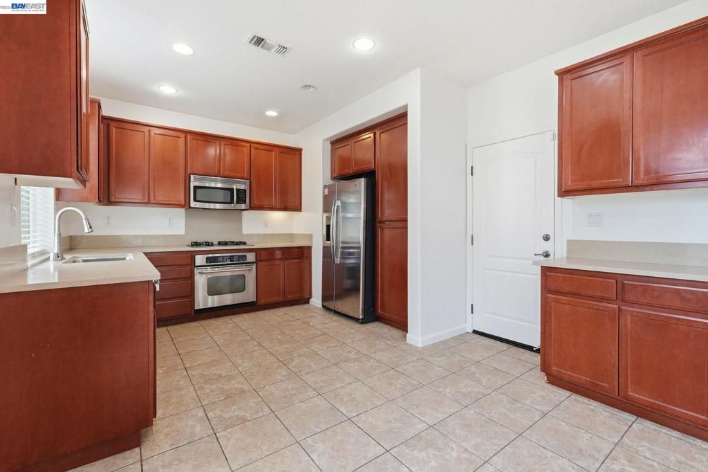 Image 22 of property listing at 1121 Andreas Ln, Tracy, CA 95376