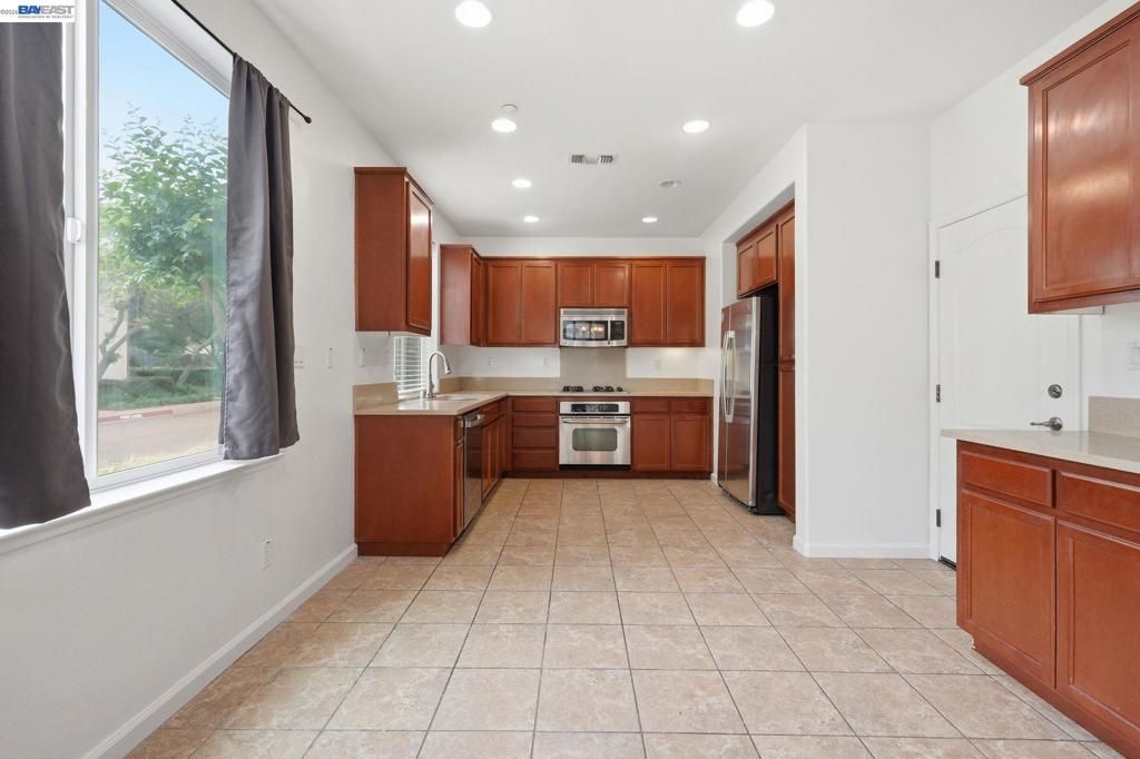 Image 25 of property listing at 1121 Andreas Ln, Tracy, CA 95376