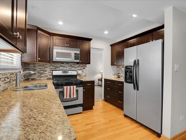 6796 Red Wing Drive, Woodridge, IL 60517