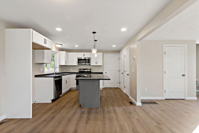 25 Bumblebee Dr, Plymouth, MA 02360