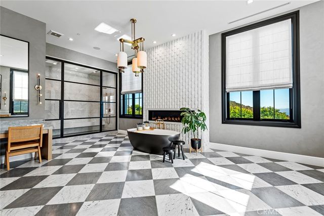 2100 Stratford Circle, Los Angeles, CA 90077