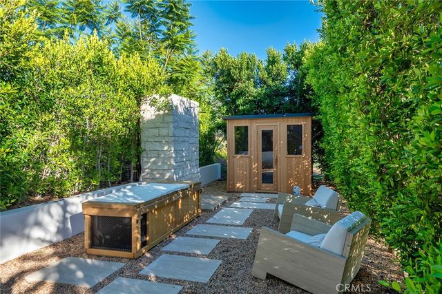 2100 Stratford Circle, Los Angeles, CA 90077