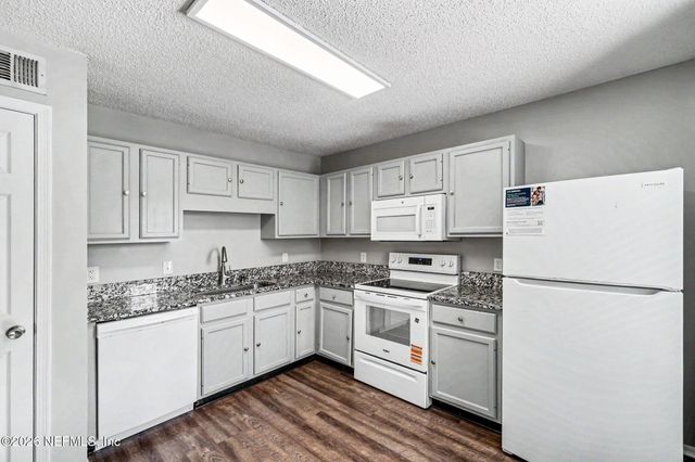587 STAFFORDSHIRE Drive E, Jacksonville, FL 32225