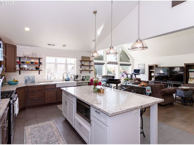 1496 S 57TH St, Springfield, OR 97478