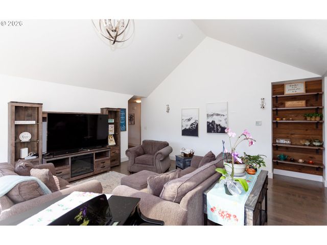1496 S 57TH St, Springfield, OR 97478