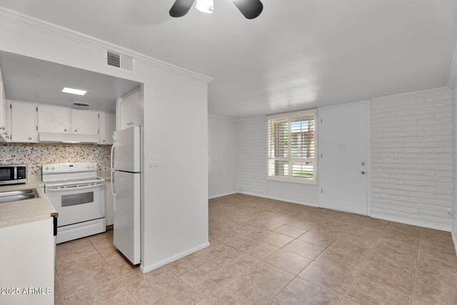 3737 E TURNEY Avenue 120, Phoenix, AZ 85018