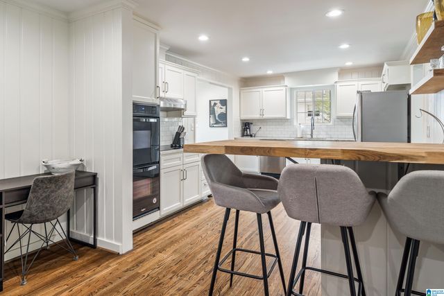 1905 OLD CREEK TRAIL, Vestavia Hills, AL 35216