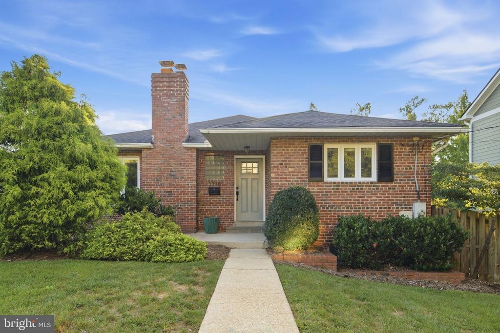 3376 N BUCHANAN ST, Arlington, VA 22207