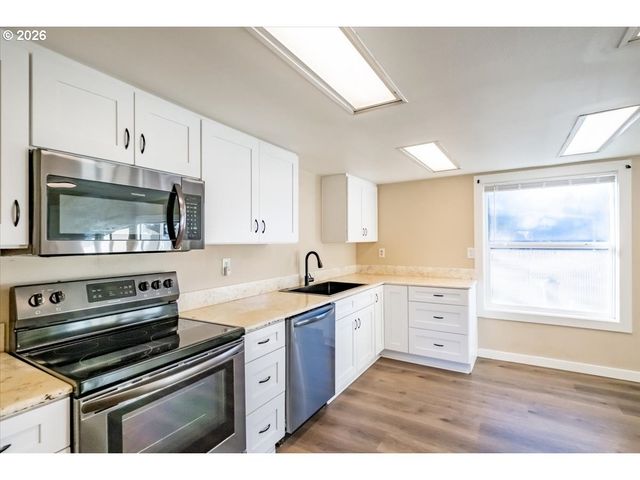 2573 KALMIA St, Sweet Home, OR 97386