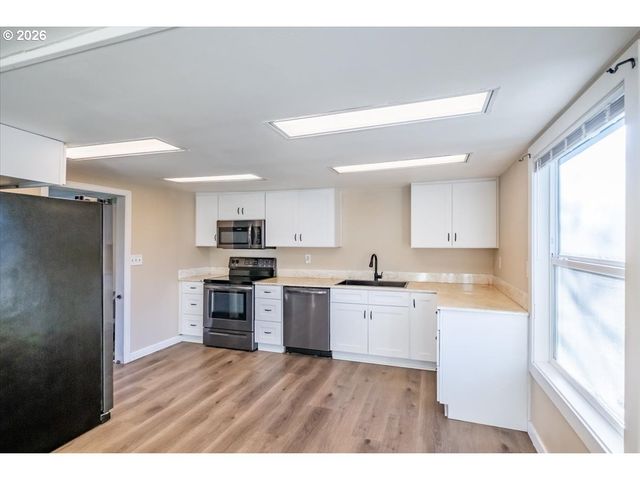 2573 KALMIA St, Sweet Home, OR 97386