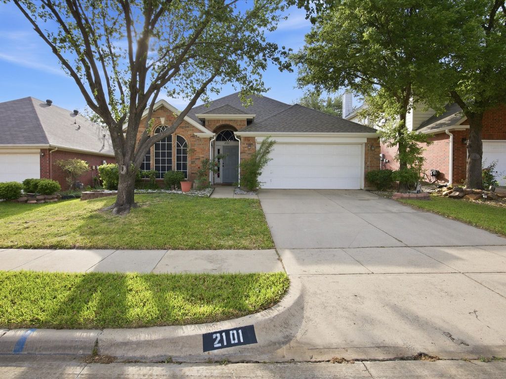 2101 Oak Manor Drive, Bedford, TX 76021