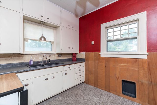 124 Emerson Hough Drive, Newton, IA 50208