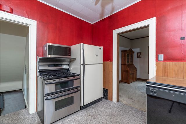 124 Emerson Hough Drive, Newton, IA 50208