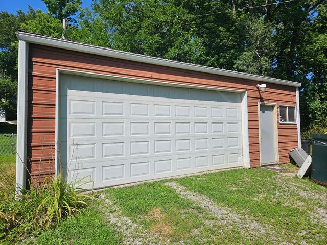 124 Emerson Hough Drive, Newton, IA 50208