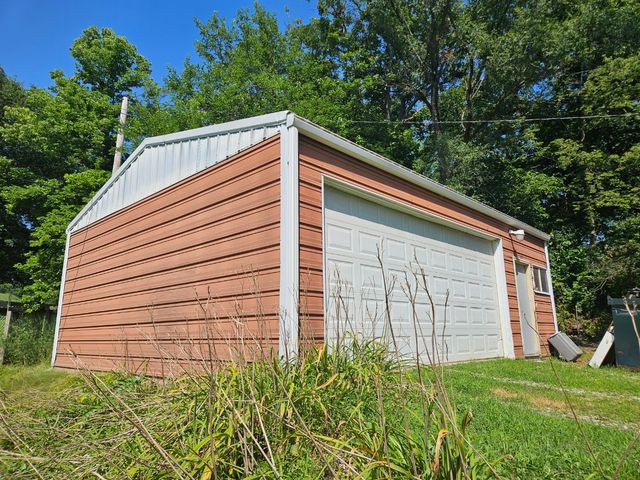 124 Emerson Hough Drive, Newton, IA 50208