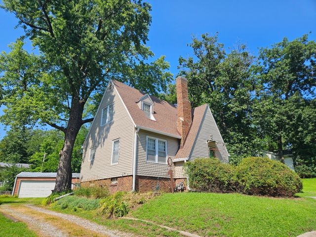 124 Emerson Hough Drive, Newton, IA 50208