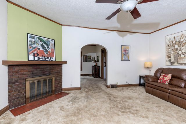 124 Emerson Hough Drive, Newton, IA 50208