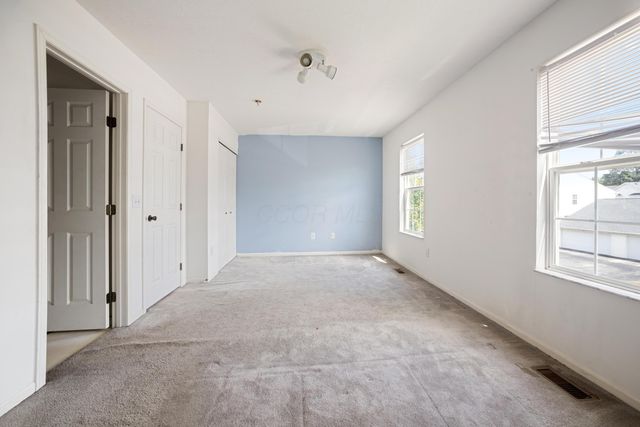 355 Oxford Oak Drive, Blacklick, OH 43004