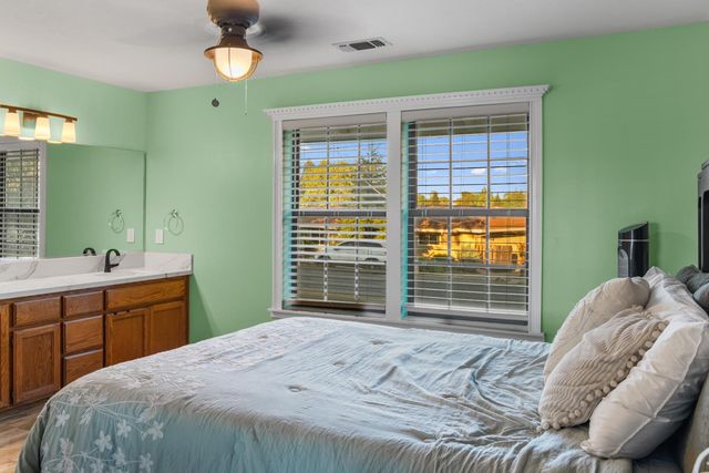 1801 Arroyo Dr, Auburn, CA 95603