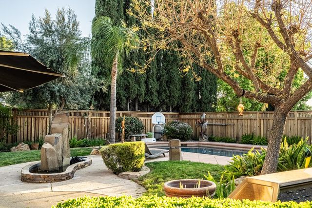 1801 Arroyo Dr, Auburn, CA 95603