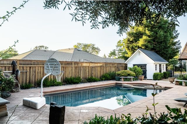 1801 Arroyo Dr, Auburn, CA 95603