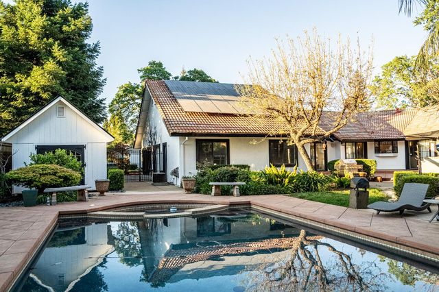 1801 Arroyo Dr, Auburn, CA 95603