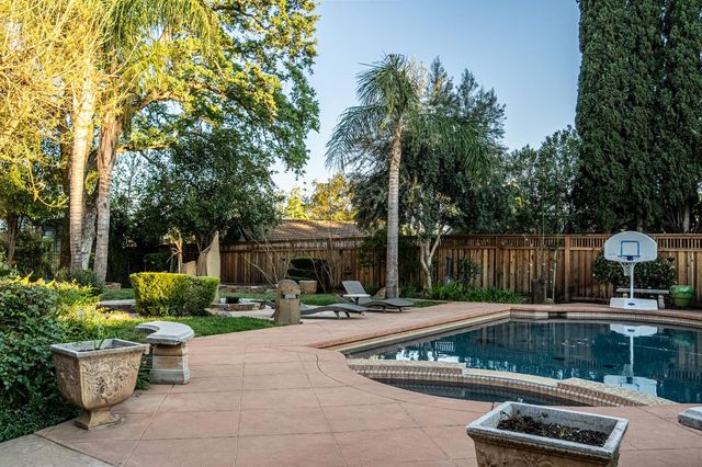 1801 Arroyo Dr, Auburn, CA 95603