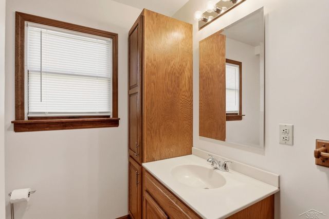 2450 N Charles Street, Saginaw, MI 48602