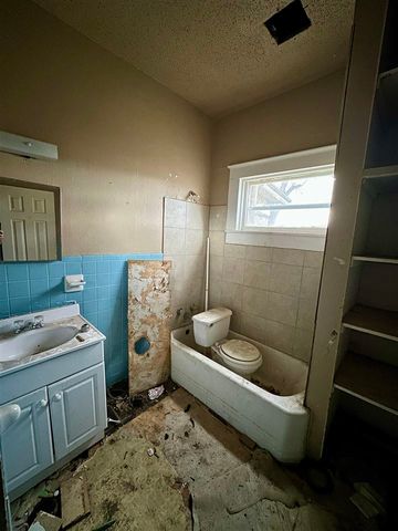 805 SW A Ave, Lawton, OK 73501