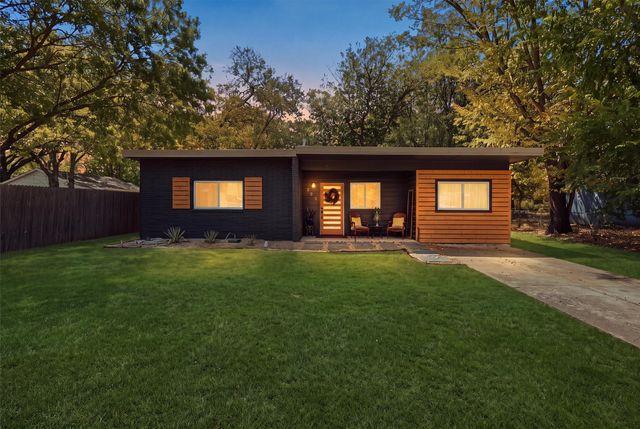 803 W Bluff Street, Granbury, TX 76048