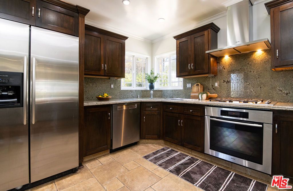 Image 10 of property listing at 941 Chehalem Road, La Canada Flintridge, CA 91011