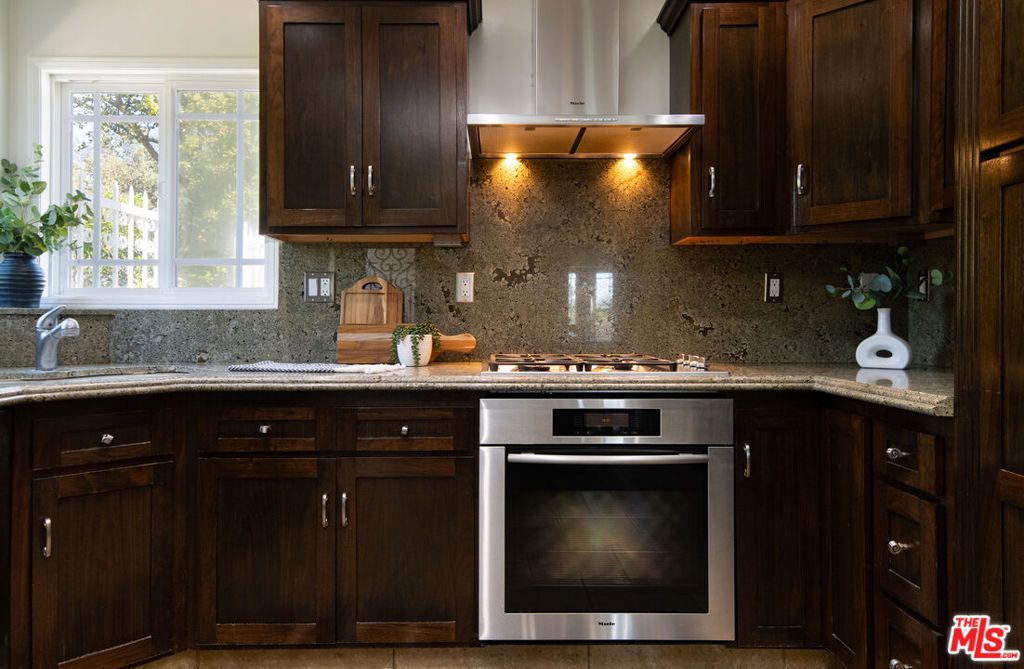 Image 11 of property listing at 941 Chehalem Road, La Canada Flintridge, CA 91011