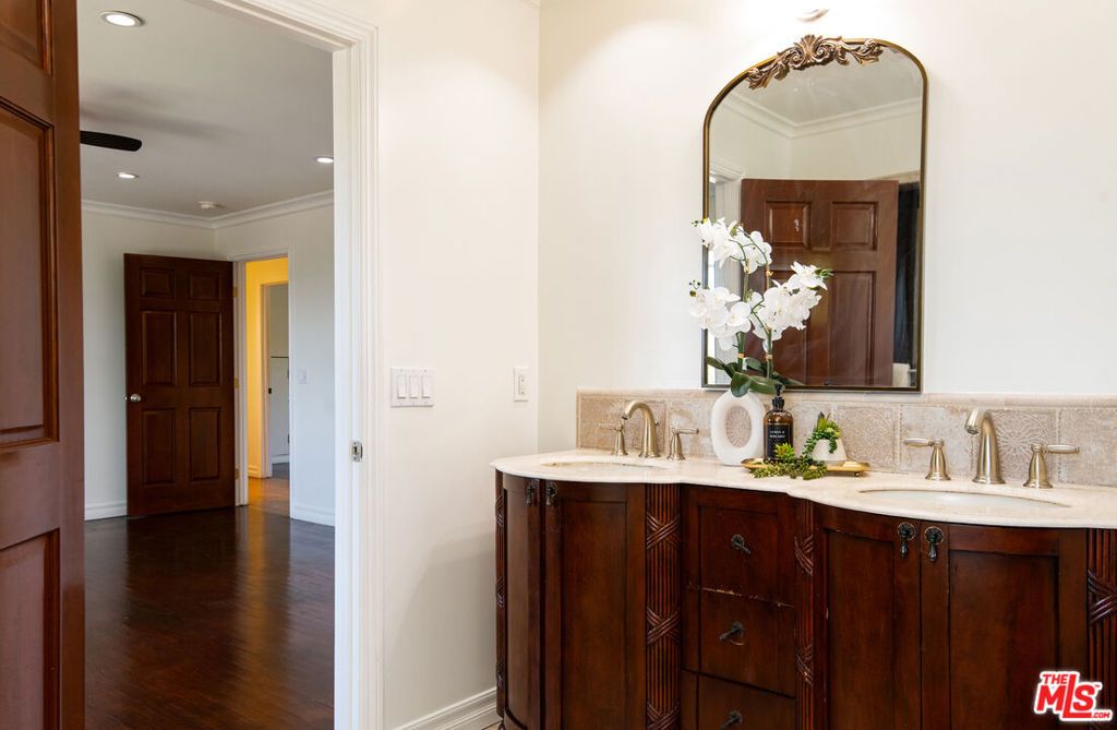 Image 14 of property listing at 941 Chehalem Road, La Canada Flintridge, CA 91011